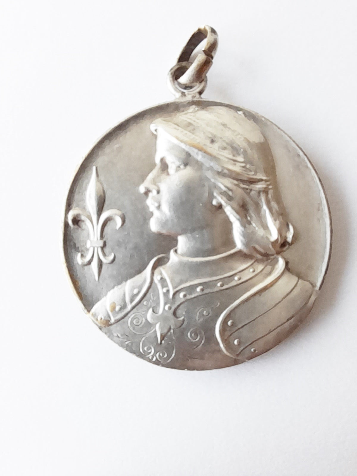 Jeanne d'Arc Großer Anhänger Medaille aus versilberter Bronze, 500. Jahrestag der Belagerung von Orléans, ca. 1929, 4 cm Durchmesser, Präsentationsbox