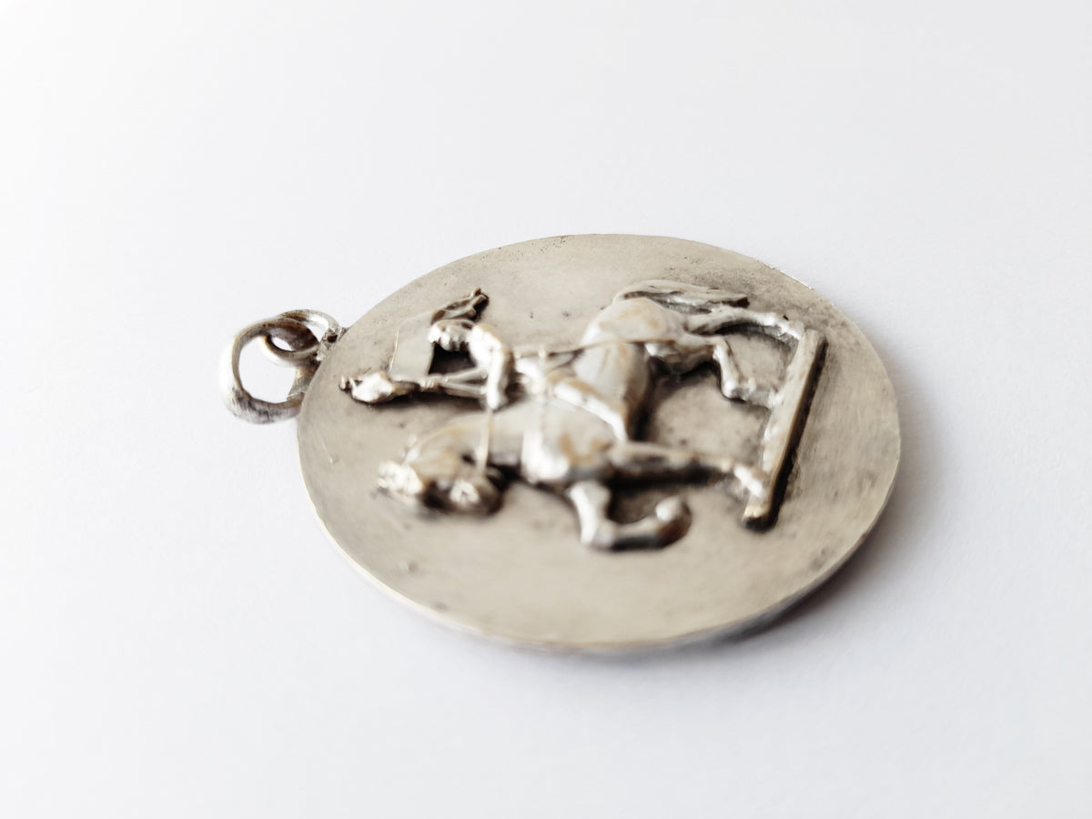 Jeanne d'Arc Großer Anhänger Medaille aus versilberter Bronze, 500. Jahrestag der Belagerung von Orléans, ca. 1929, 4 cm Durchmesser, Präsentationsbox
