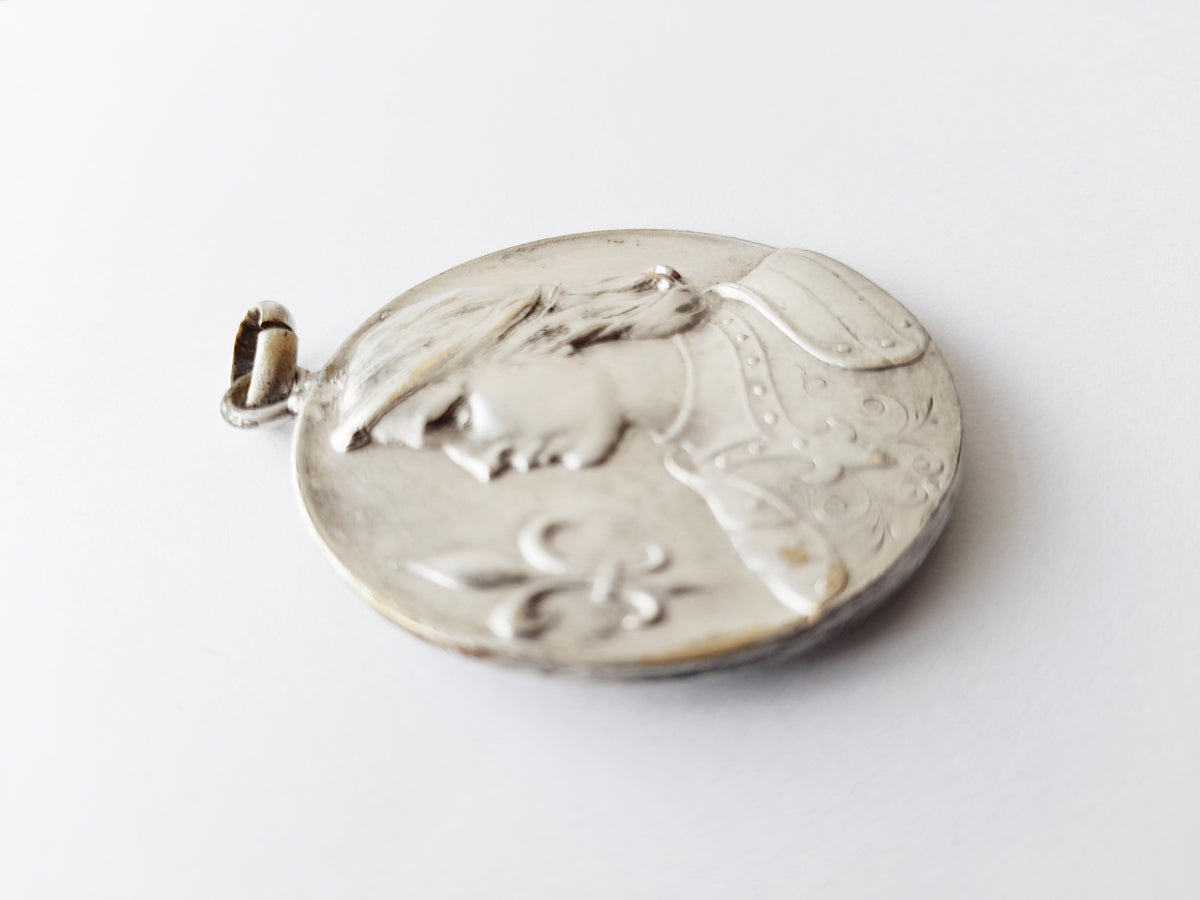 Jeanne d'Arc Großer Anhänger Medaille aus versilberter Bronze, 500. Jahrestag der Belagerung von Orléans, ca. 1929, 4 cm Durchmesser, Präsentationsbox