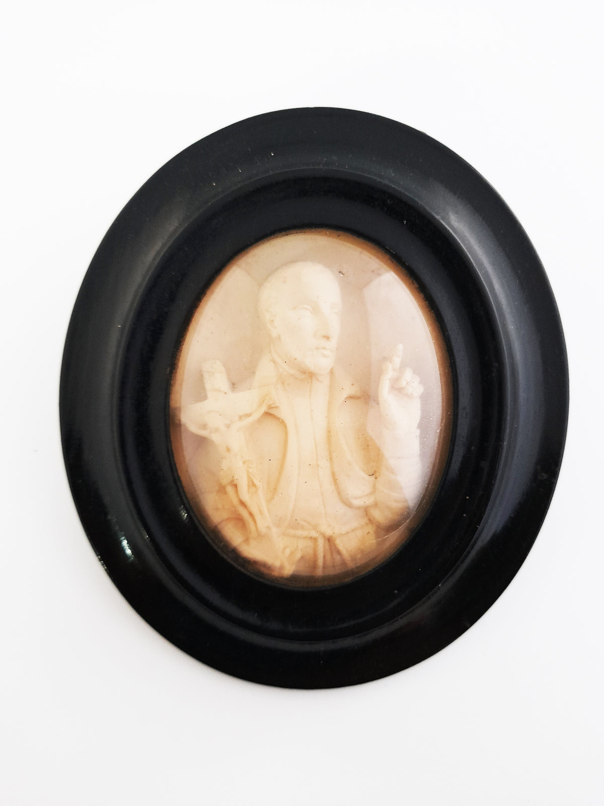 Sculpture ancienne représentant Saint Jean-François Régis, cadre ovale en chêne Napoléon III, avec dôme en verre d'origine, vers 1850