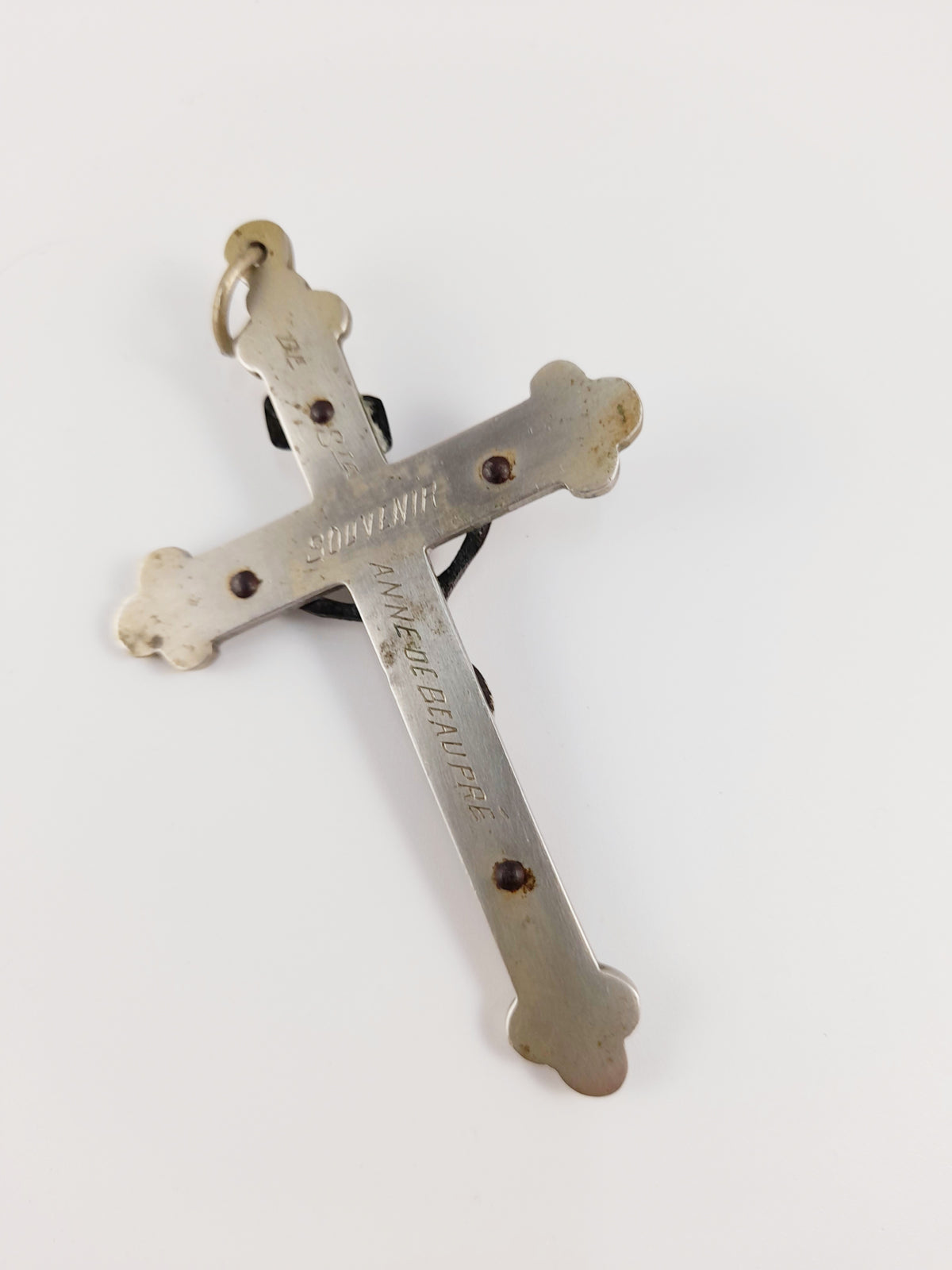 Crucifijo de peregrinación de bronce antiguo, Sainte-Anne-de-Beaupré, Quebec, 10 × 6 cm, c. 1890