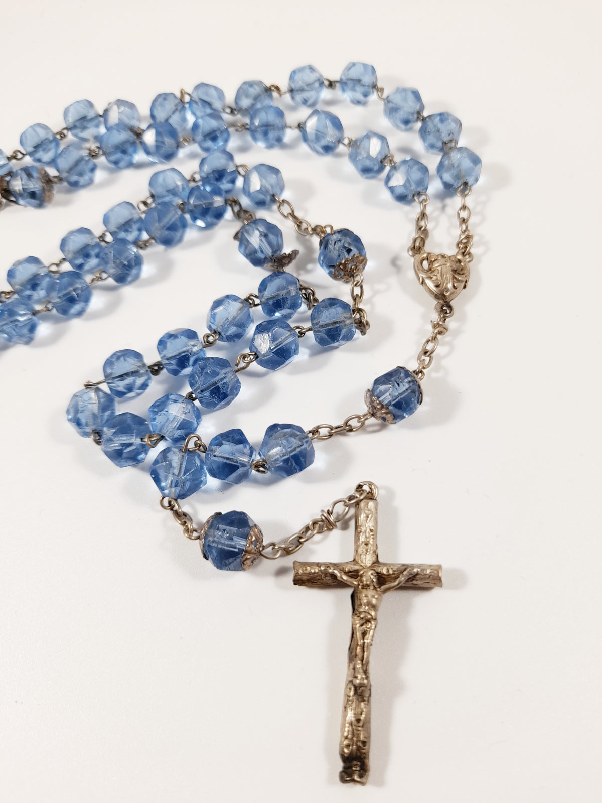 Antiguo rosario francés de la Fe, la Esperanza y la Caridad, cristal azul y plata, c. 1890