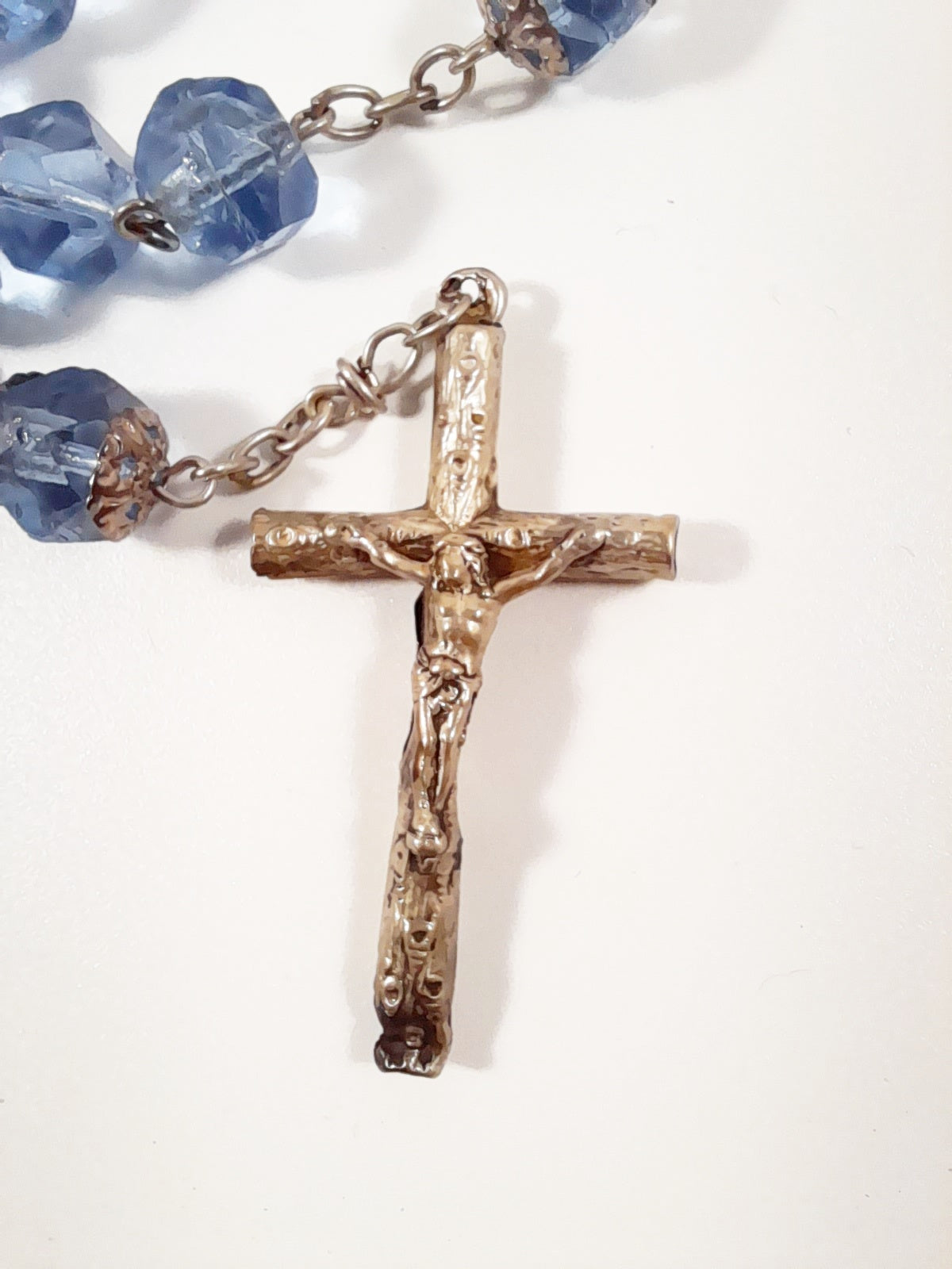 Antiguo rosario francés de la Fe, la Esperanza y la Caridad, cristal azul y plata, c. 1890