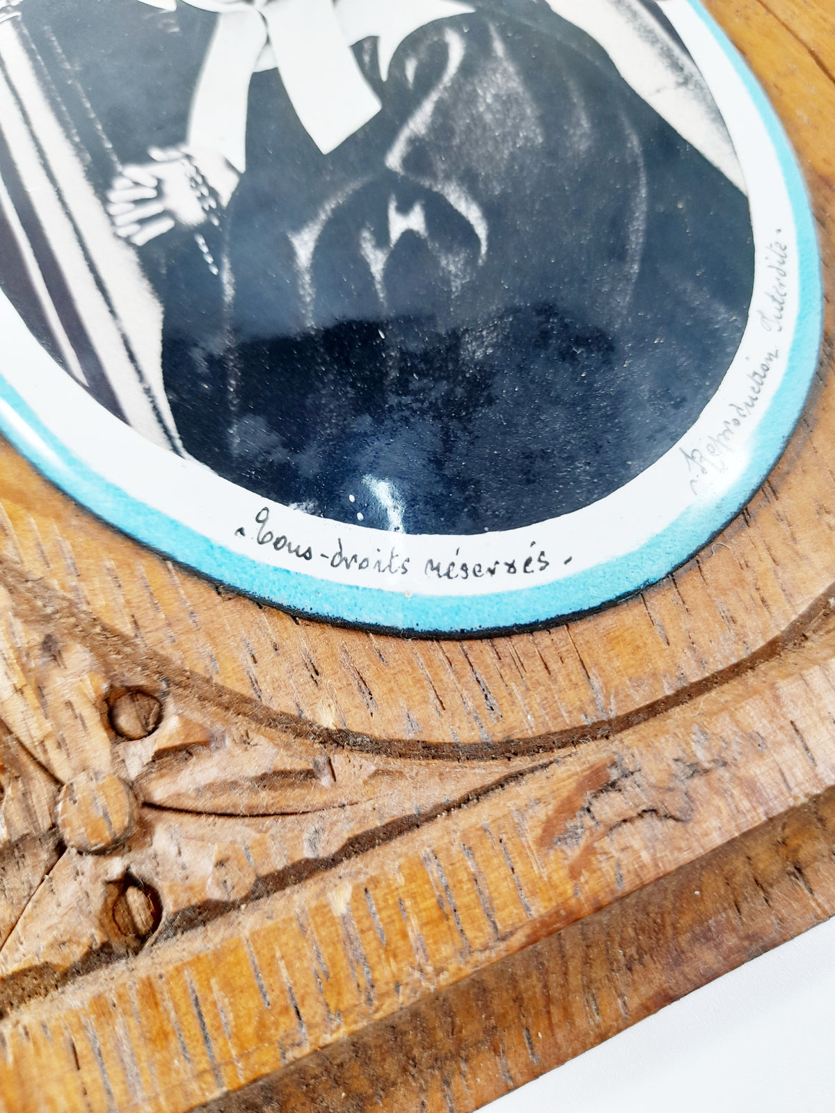Sainte Bernadette de Lourdes, plaque émaillée sur socle en chêne sculpté, fin XIXe siècle, 15 x 18 x 2 cm, bel état