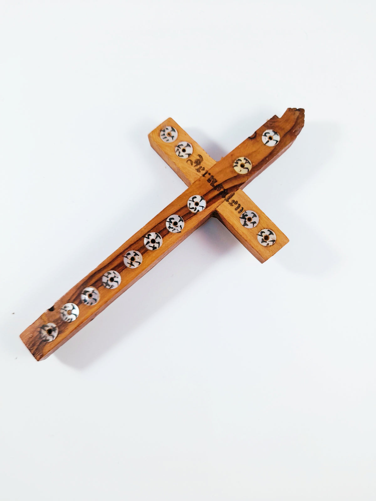 アンティークのエルサレム産オリーブ材の十字架像、マザーオブパール象嵌、14 × 6.5 cm、19世紀