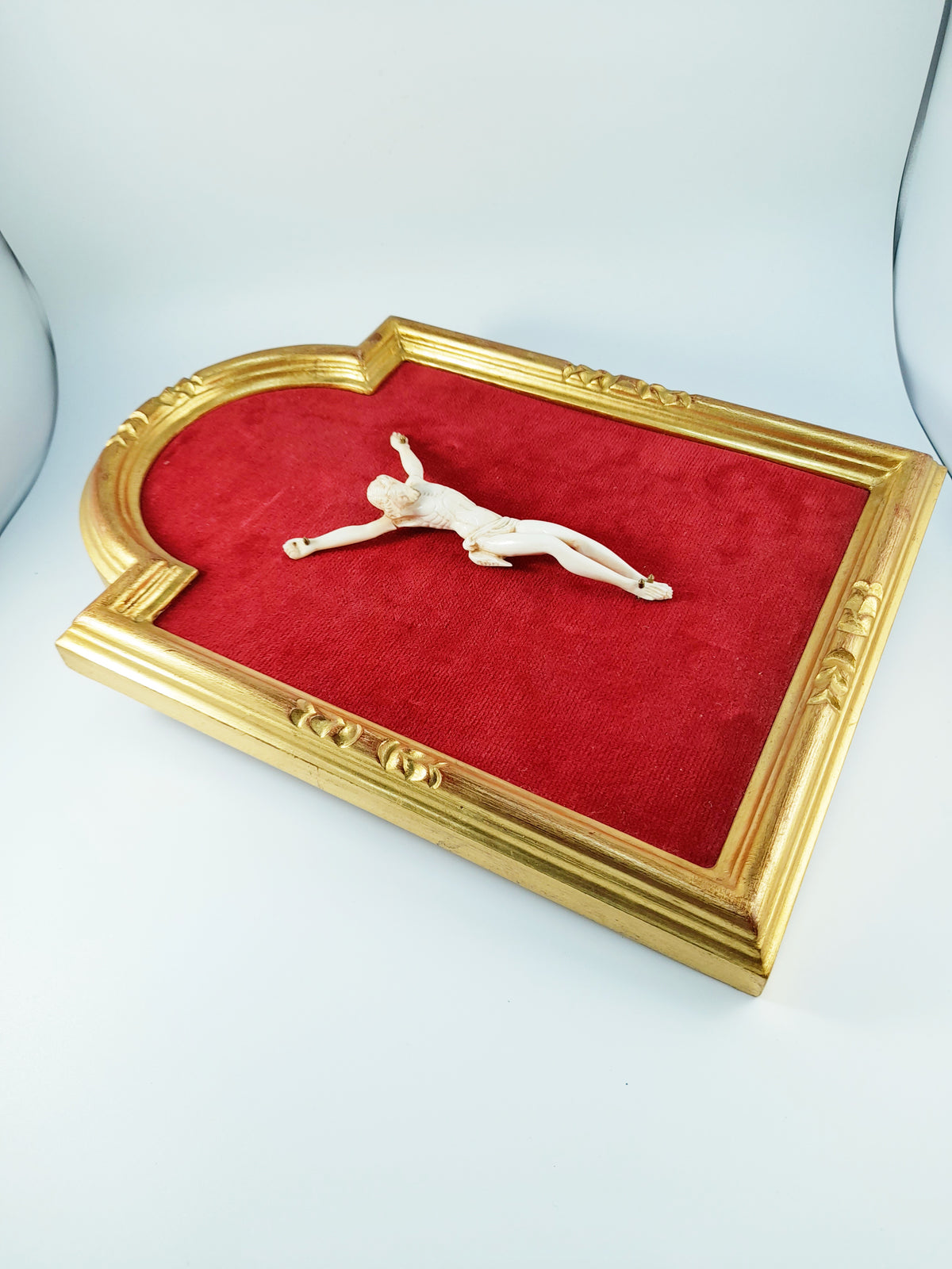 Antigua figura tallada de Cristo en hueso, trabajo de Dieppe, montura de terciopelo y marco dorado, c. 1830