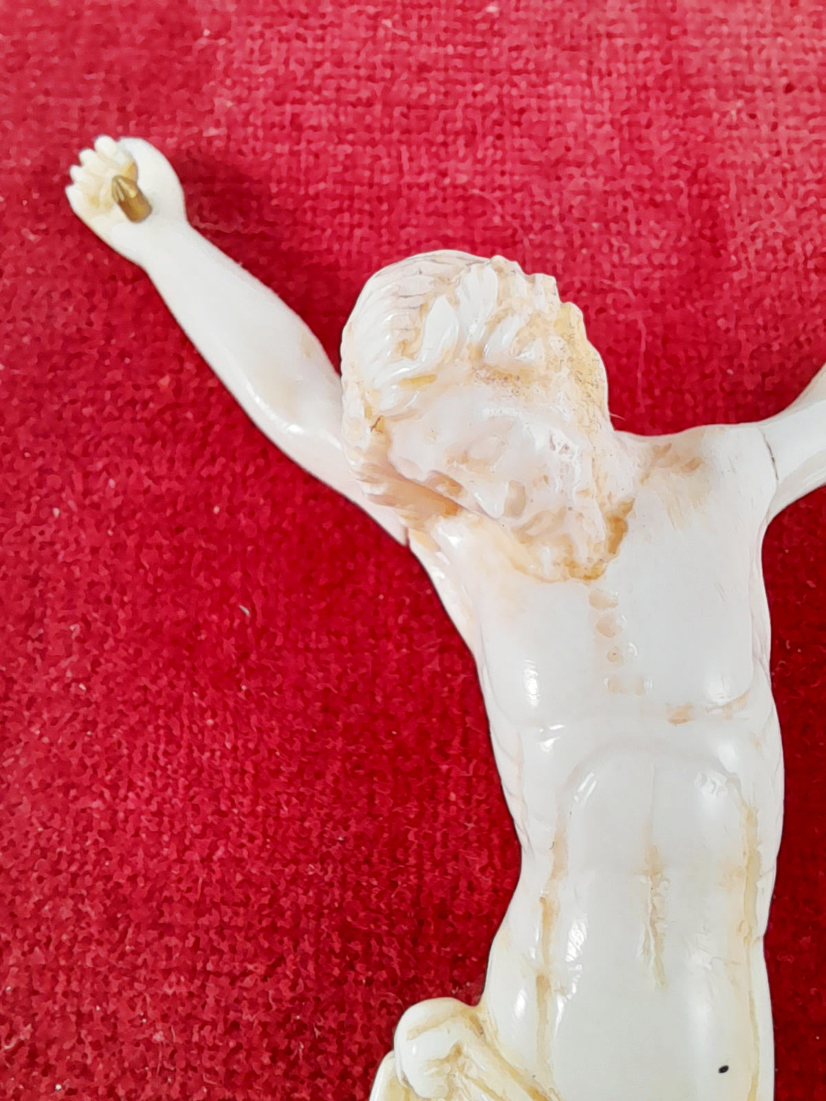 Antigua figura tallada de Cristo en hueso, trabajo de Dieppe, montura de terciopelo y marco dorado, c. 1830
