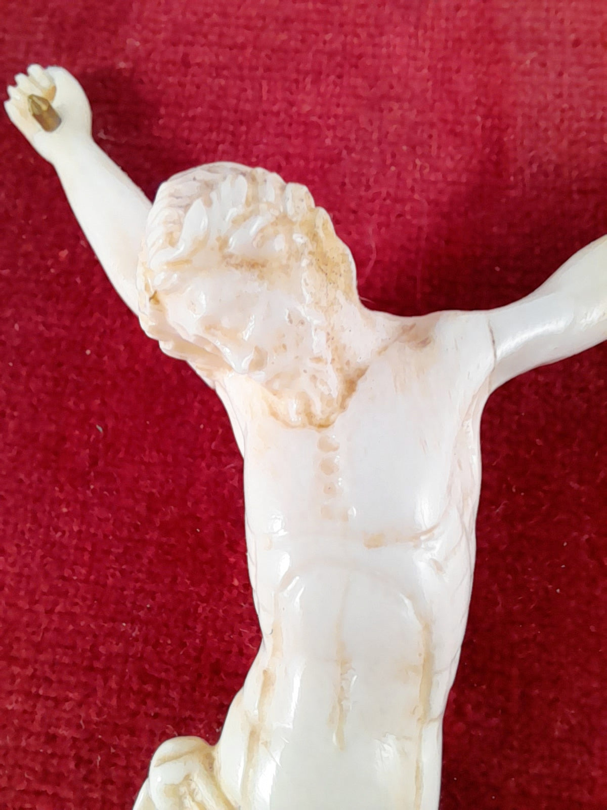 Antigua figura tallada de Cristo en hueso, trabajo de Dieppe, montura de terciopelo y marco dorado, c. 1830