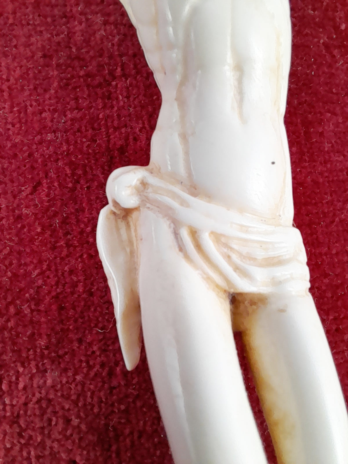 Antigua figura tallada de Cristo en hueso, trabajo de Dieppe, montura de terciopelo y marco dorado, c. 1830