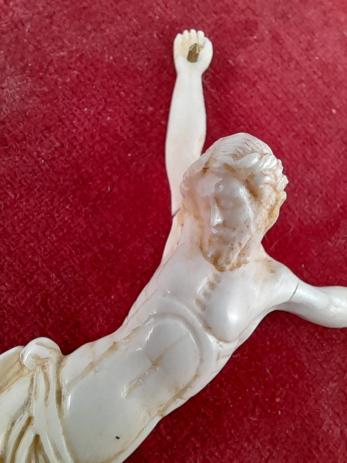 Antigua figura tallada de Cristo en hueso, trabajo de Dieppe, montura de terciopelo y marco dorado, c. 1830