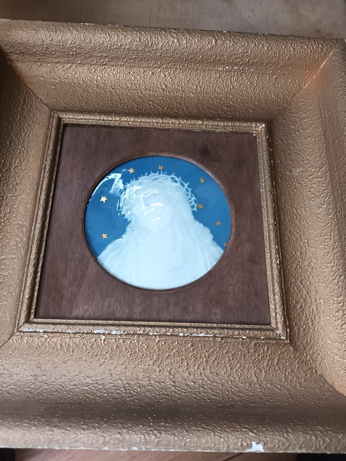 Placa de Limoges con el Cristo en técnica pâte-sur-pâte de Antoine Barrière, c. 1900
