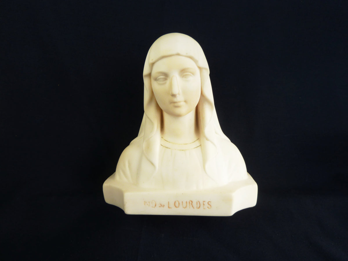 Busto di Nostra Signora di Lourdes di C. Maillard, marmo e gesso, 21 cm