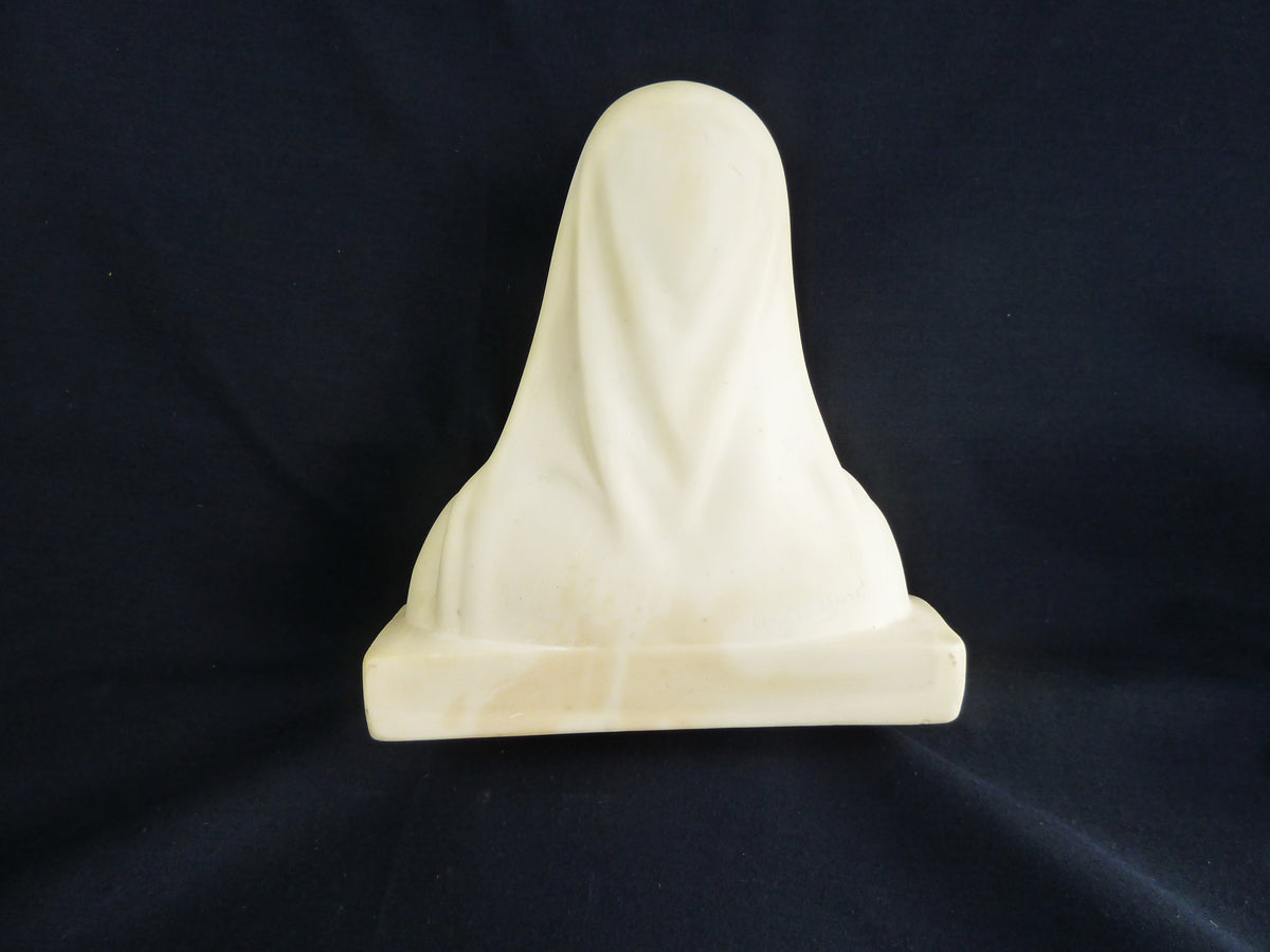Busto di Nostra Signora di Lourdes di C. Maillard, marmo e gesso, 21 cm