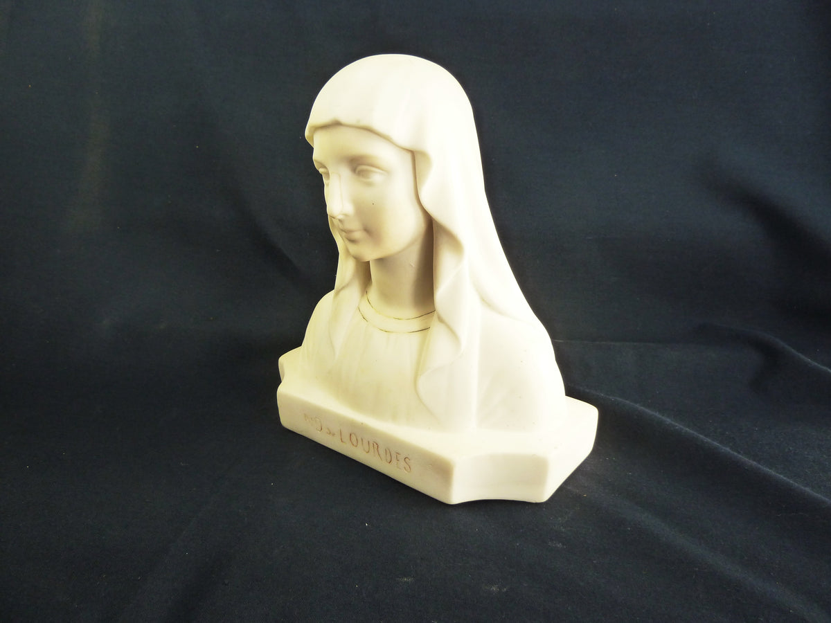 Busto di Nostra Signora di Lourdes di C. Maillard, marmo e gesso, 21 cm