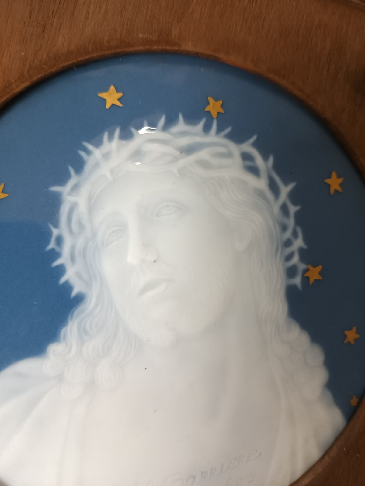 Placa de Limoges con el Cristo en técnica pâte-sur-pâte de Antoine Barrière, c. 1900