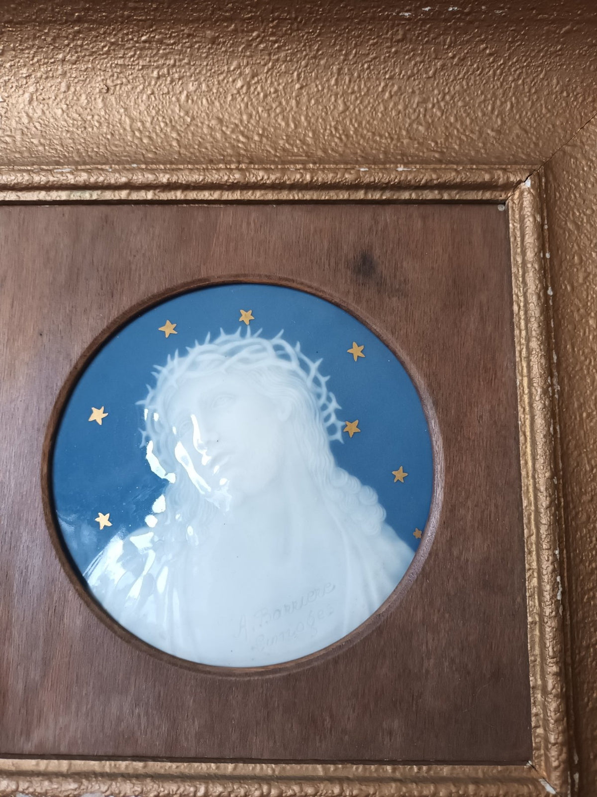Placa de Limoges con el Cristo en técnica pâte-sur-pâte de Antoine Barrière, c. 1900