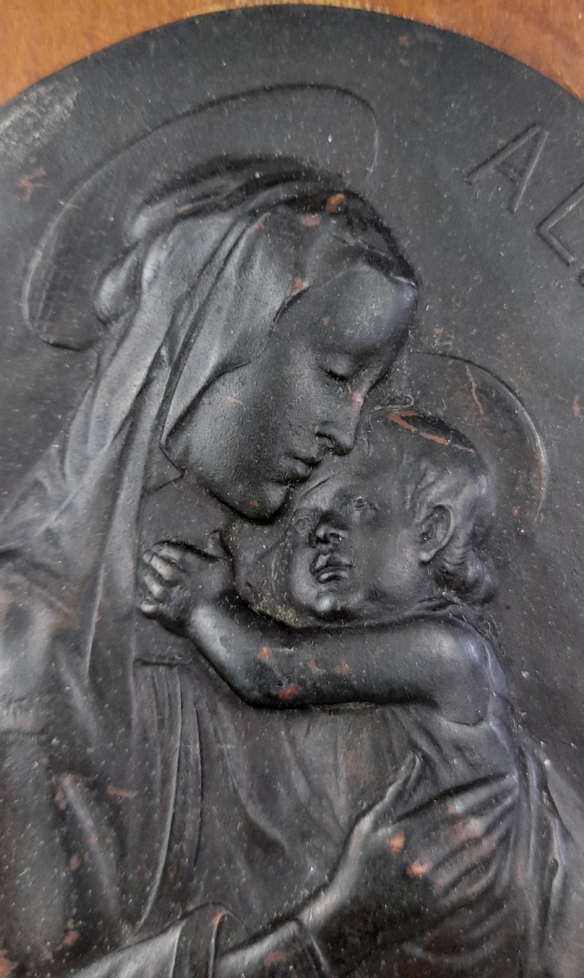 Antigua placa de bronce de la Virgen y el Niño, según Botticelli, firmada L de Helley, c. 1890