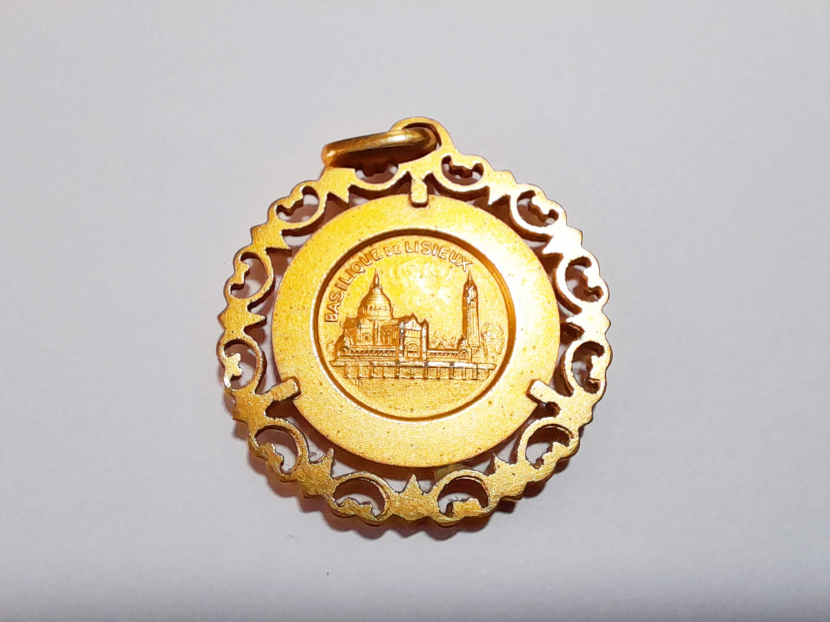 Medalla chapada en oro de Santa Teresita por Jean Balme, 3 cm, con cadena de plata de 18 pulgadas