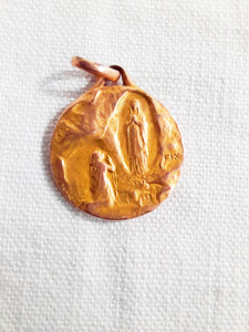 Antique Loudes Medal Signed Tairac, 22 carat Rolled Gold, French Fixe, Circa 1910, 2 centimetre diameter, 2 grams