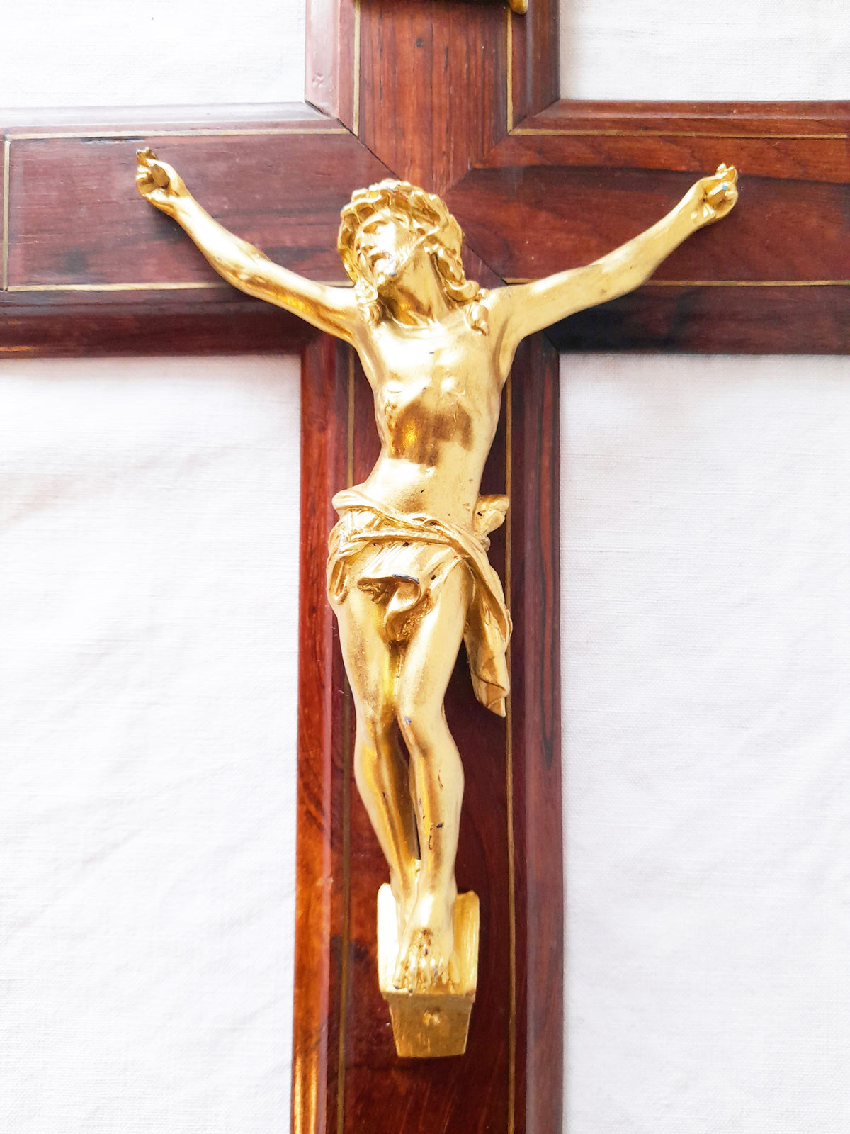 Antiguo crucifijo de capilla de nogal con incrustaciones de bronce, 41 cm, 1919–1920