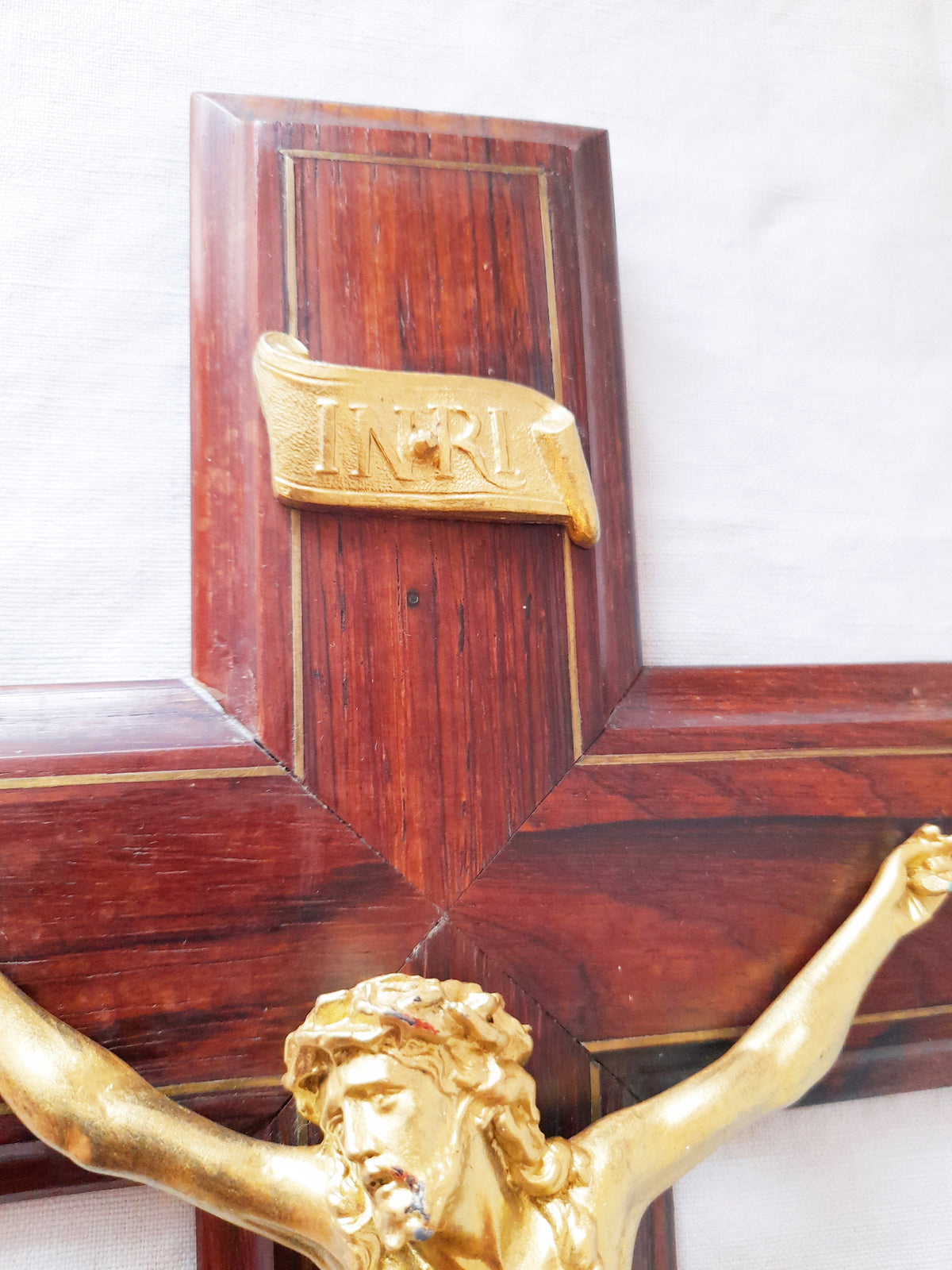 Antiguo crucifijo de capilla de nogal con incrustaciones de bronce, 41 cm, 1919–1920