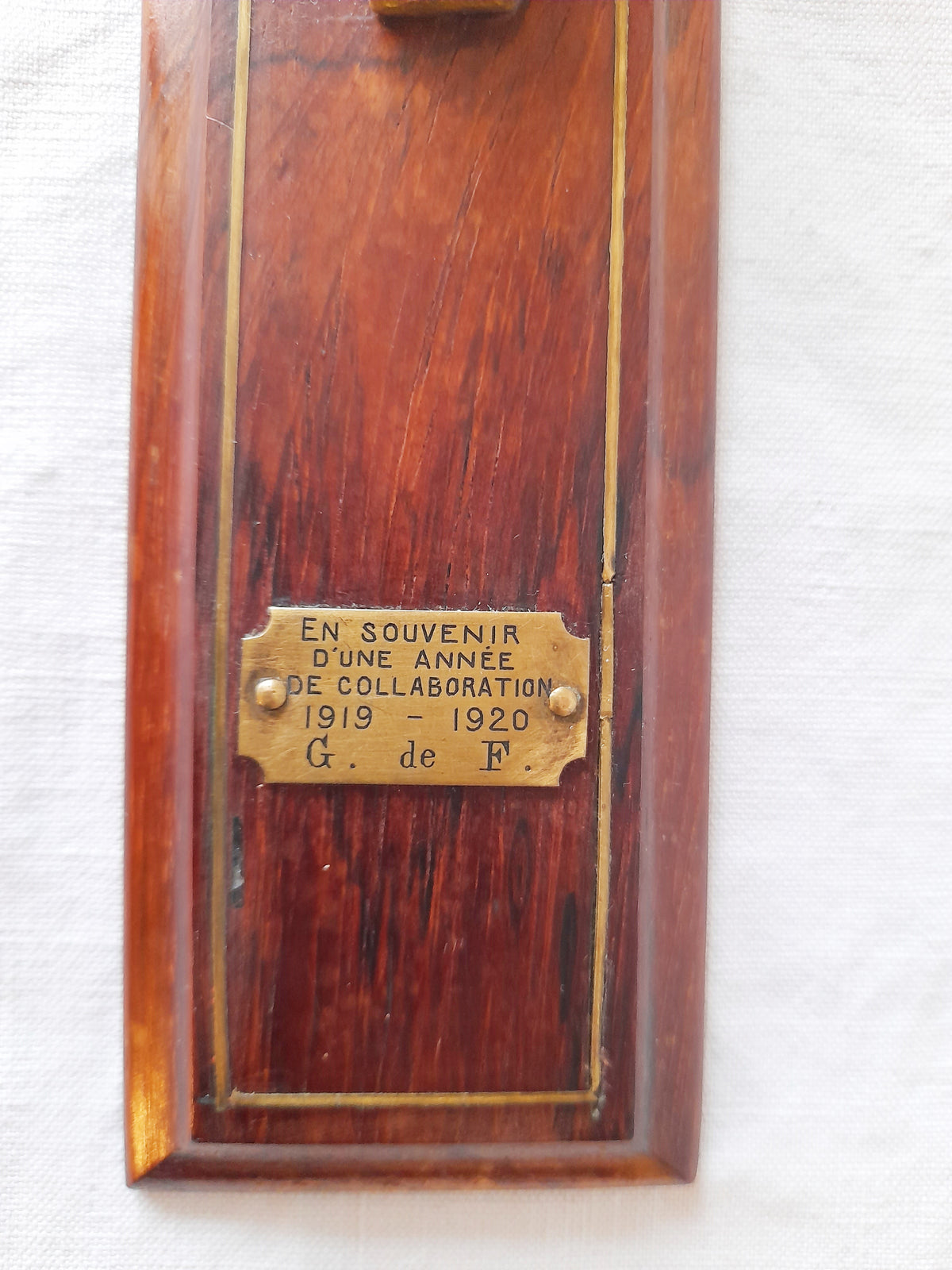 Antiguo crucifijo de capilla de nogal con incrustaciones de bronce, 41 cm, 1919–1920