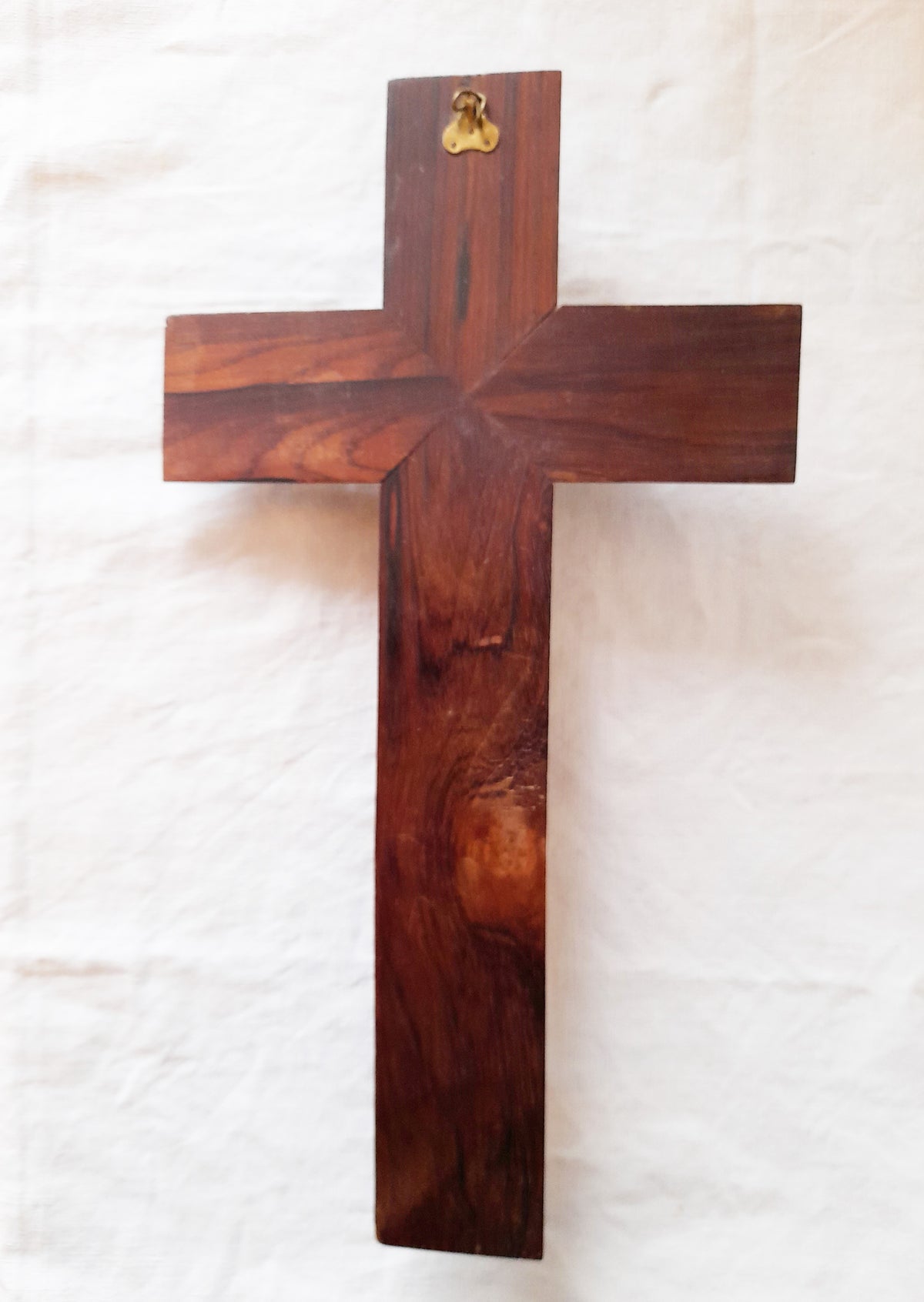 Antiguo crucifijo de capilla de nogal con incrustaciones de bronce, 41 cm, 1919–1920