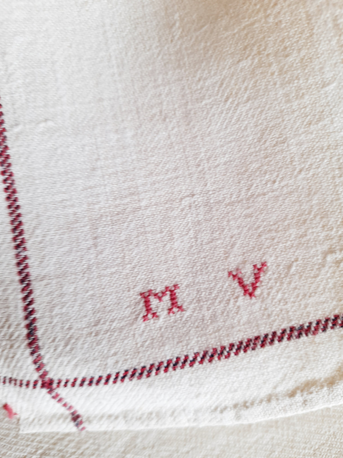 Antyczne francuskie lniane ręczniki, nieużywane, monogram MV, ok. 1920 r.