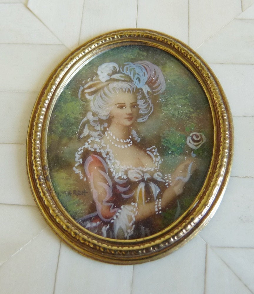 Pintura en miniatura antigua sobre marfil con marco de marfil, c. 1910