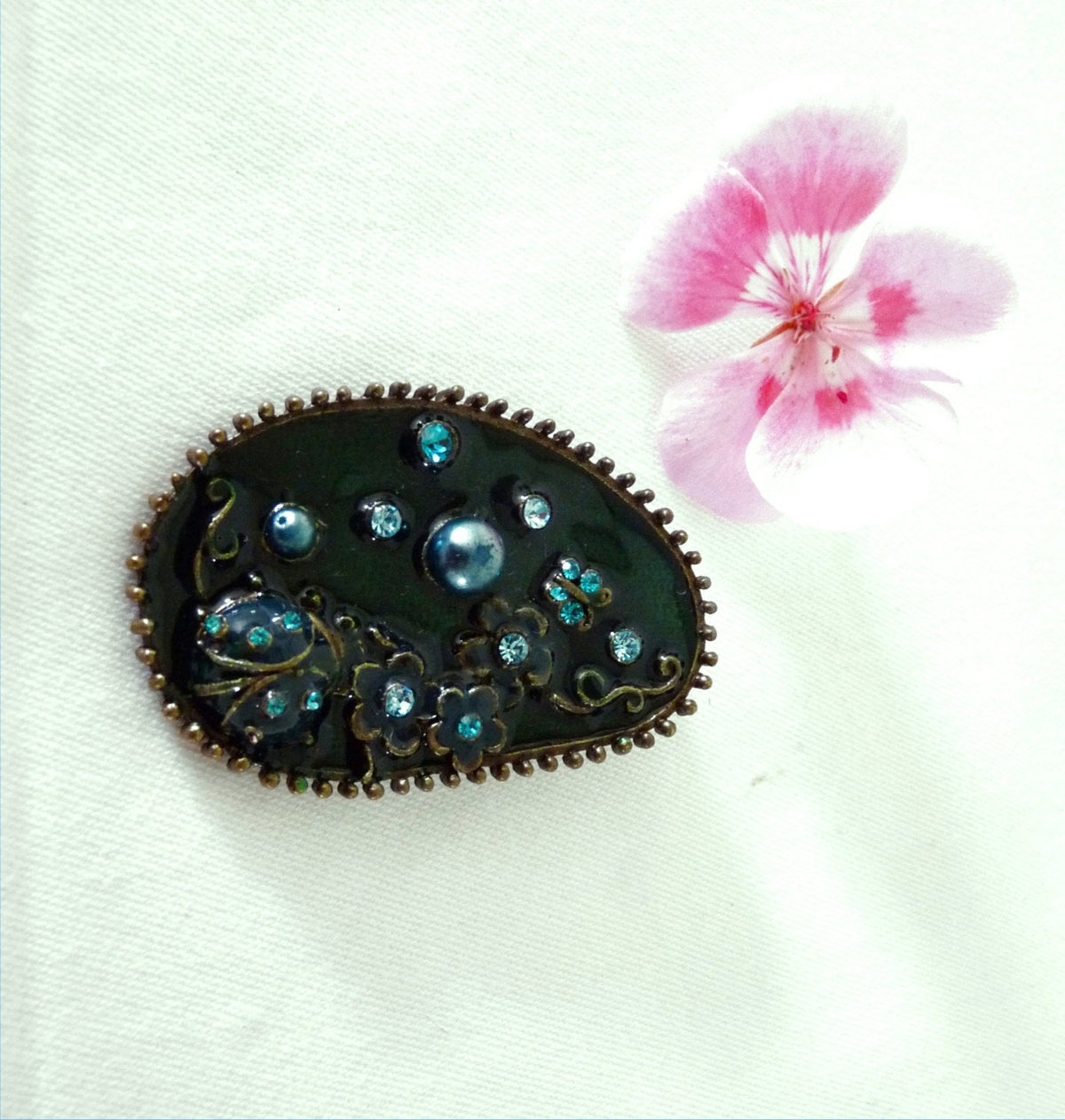 Colgante francés vintage de bronce, esmalte verde y vidrio azul, c. 1920