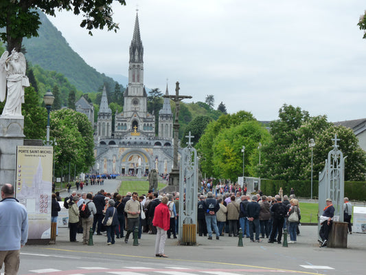 Acqua di sorgente fresca di Lourdes dalla Grotta, Francia