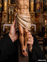 Charger l'image dans la galerie, Stunning Church Cross with Hand Carved and Hand Painted Corpus Christi. 77x31 cm in Excellent Condition Circa 1860