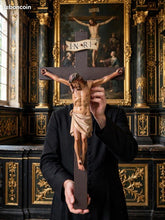 Charger l'image dans la galerie, Stunning Church Cross with Hand Carved and Hand Painted Corpus Christi. 77x31 cm in Excellent Condition Circa 1860
