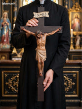 Charger l'image dans la galerie, Stunning Church Cross with Hand Carved and Hand Painted Corpus Christi. 77x31 cm in Excellent Condition Circa 1860