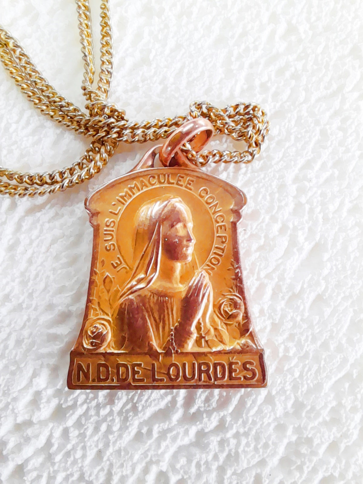 Lourdes-Medaillon, französische FIX-Fassung, um 1890, 22 Karat Gold Doublee, 2,5 x 2 cm mit vergoldeter Kette, 6,1 Gramm, exzellenter Zustand