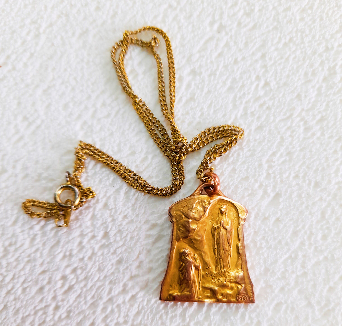 Lourdes-Medaillon, französische FIX-Fassung, um 1890, 22 Karat Gold Doublee, 2,5 x 2 cm mit vergoldeter Kette, 6,1 Gramm, exzellenter Zustand