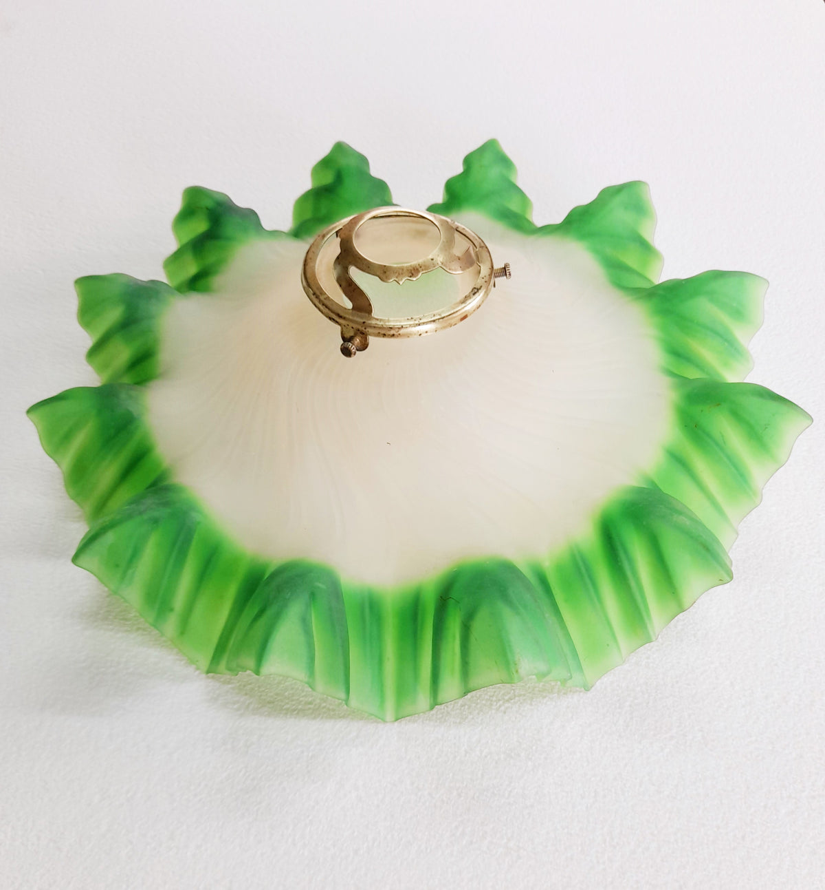 Abat-jour français ancien, verre opalescent à bord festonné, fait main et complet avec ses raccords d'origine, vers 1930