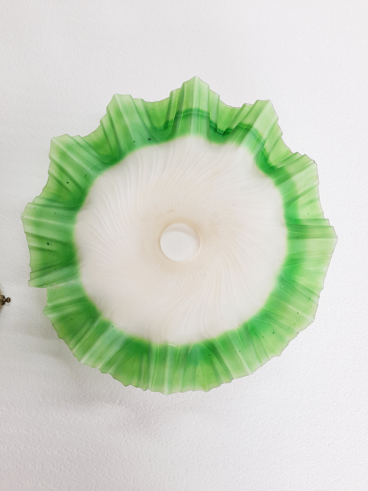 Abat-jour français ancien, verre opalescent à bord festonné, fait main et complet avec ses raccords d'origine, vers 1930