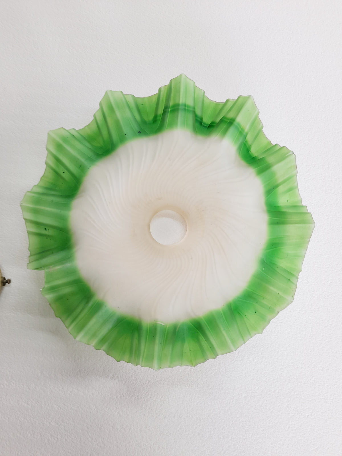 Abat-jour français ancien, verre opalescent à bord festonné, fait main et complet avec ses raccords d'origine, vers 1930