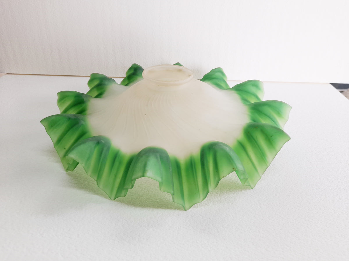 Abat-jour français ancien, verre opalescent à bord festonné, fait main et complet avec ses raccords d'origine, vers 1930