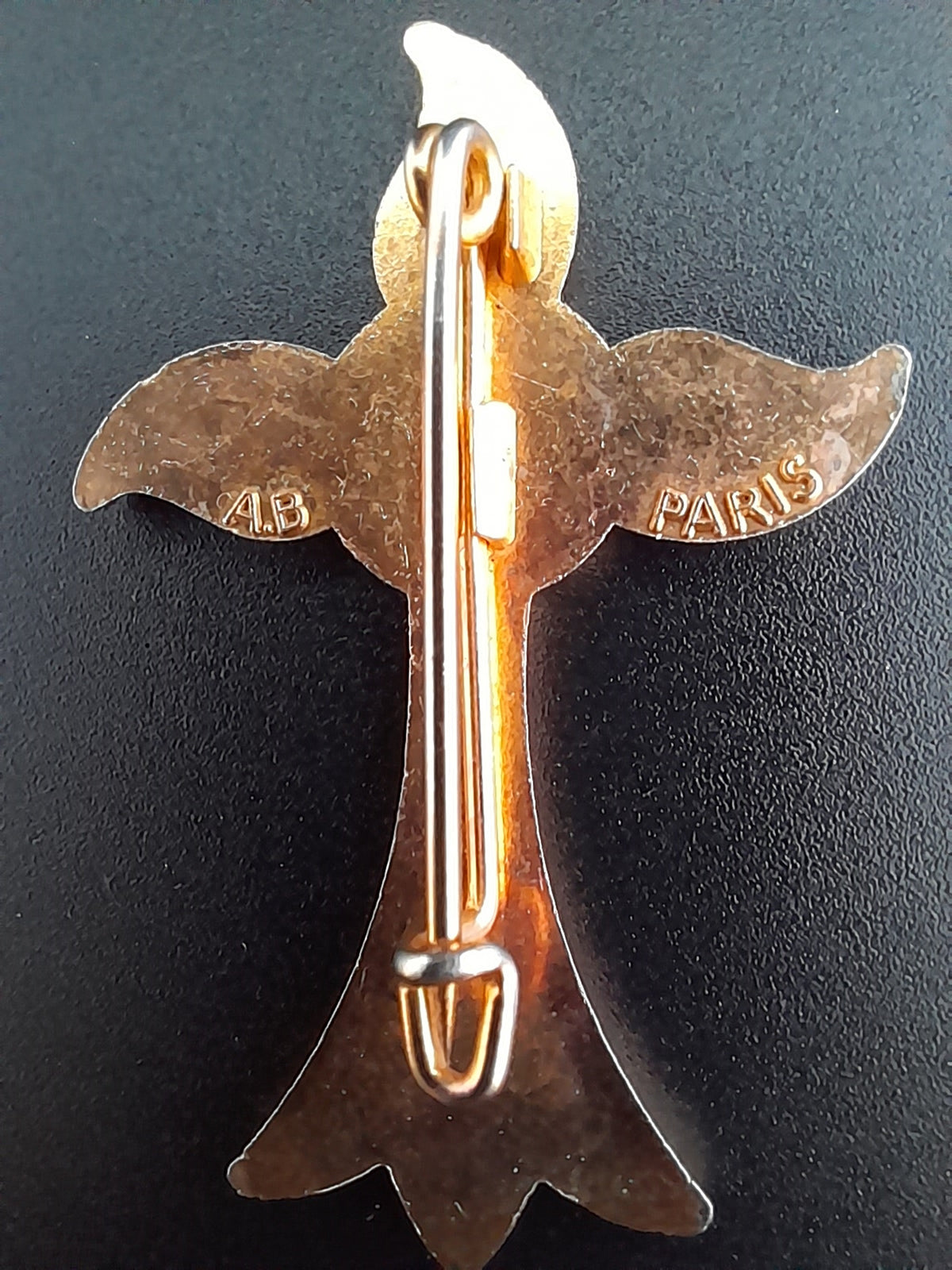 Pielgrzymka do Vannes, broszka autorstwa Arthusa Bertranda, emalia, ok. 1920 r.