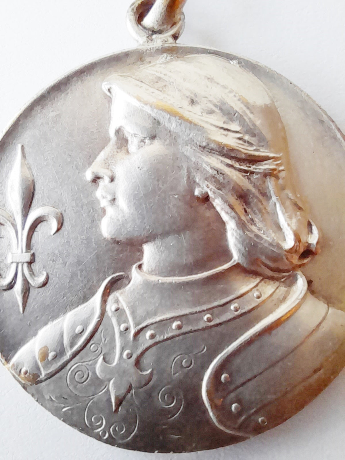 Jeanne d'Arc Großer Anhänger Medaille aus versilberter Bronze, 500. Jahrestag der Belagerung von Orléans, ca. 1929, 4 cm Durchmesser, Präsentationsbox