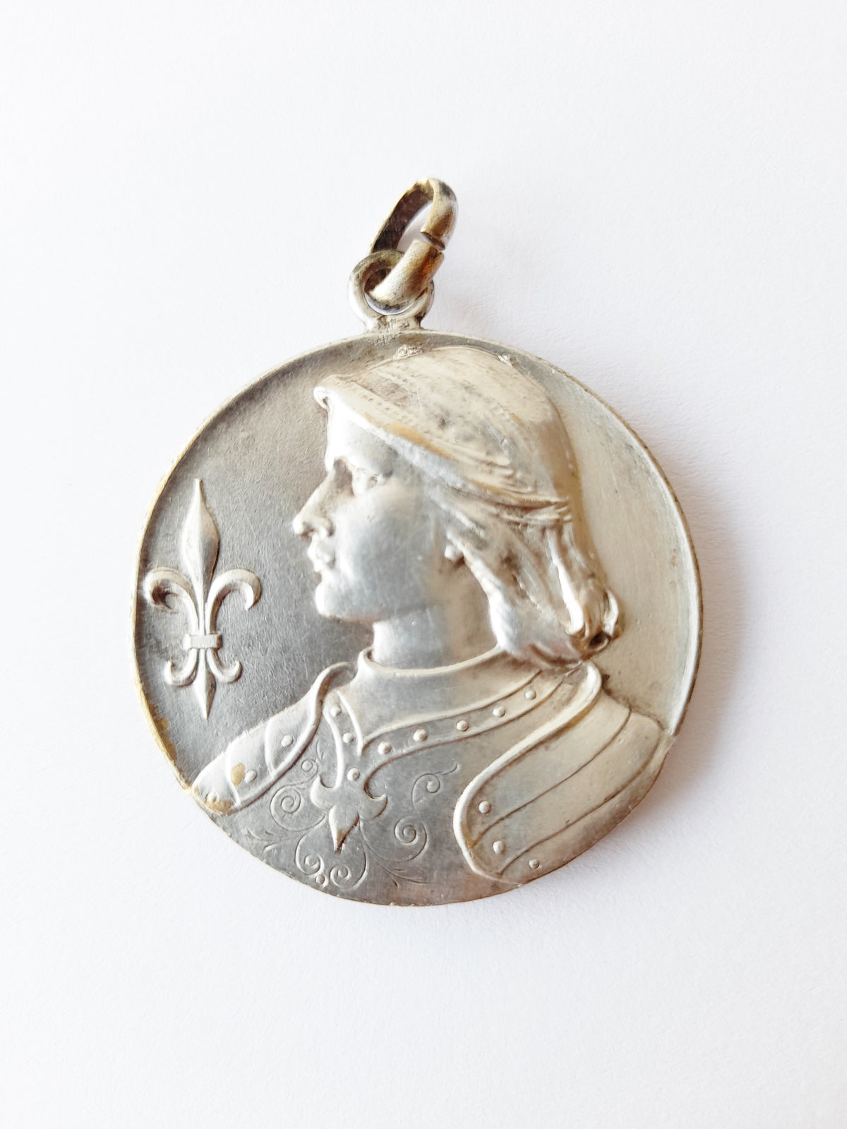 Jeanne d'Arc Großer Anhänger Medaille aus versilberter Bronze, 500. Jahrestag der Belagerung von Orléans, ca. 1929, 4 cm Durchmesser, Präsentationsbox
