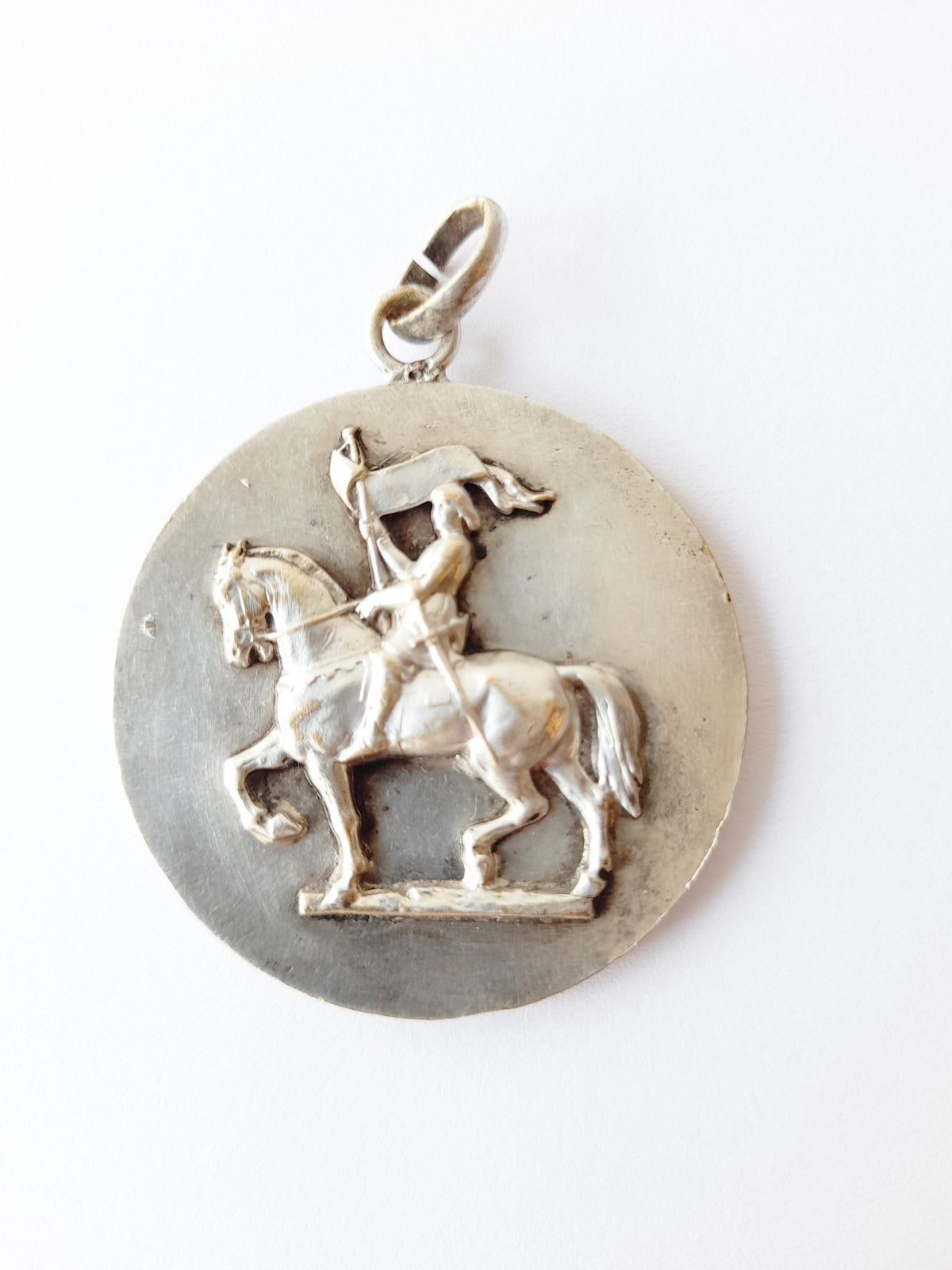 Jeanne d'Arc Großer Anhänger Medaille aus versilberter Bronze, 500. Jahrestag der Belagerung von Orléans, ca. 1929, 4 cm Durchmesser, Präsentationsbox