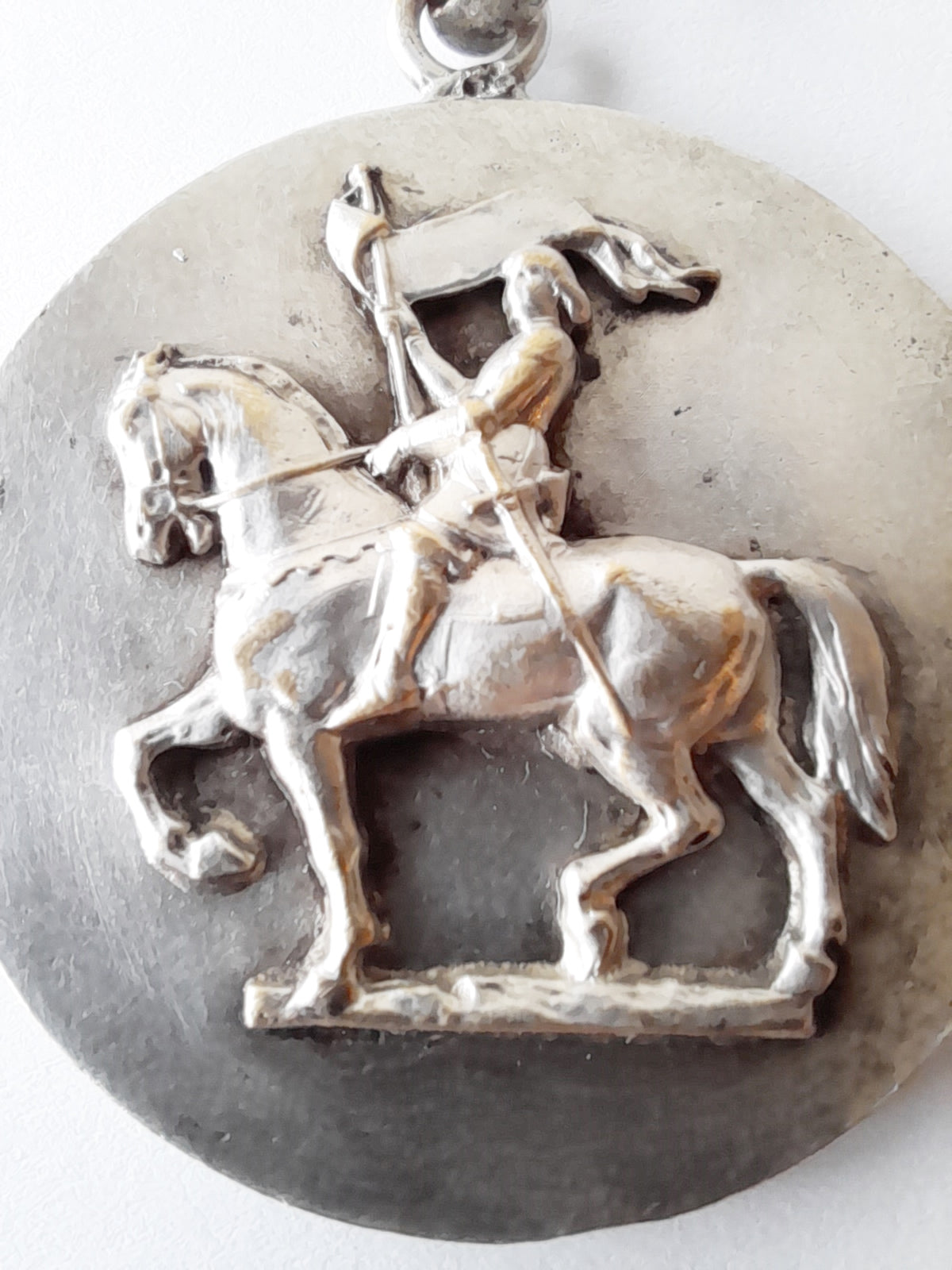 Jeanne d'Arc Großer Anhänger Medaille aus versilberter Bronze, 500. Jahrestag der Belagerung von Orléans, ca. 1929, 4 cm Durchmesser, Präsentationsbox