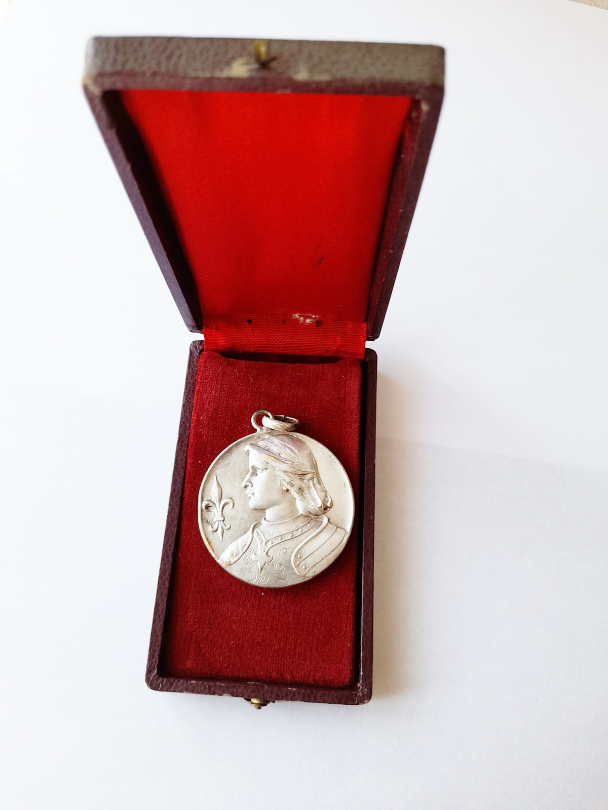 Jeanne d'Arc Großer Anhänger Medaille aus versilberter Bronze, 500. Jahrestag der Belagerung von Orléans, ca. 1929, 4 cm Durchmesser, Präsentationsbox