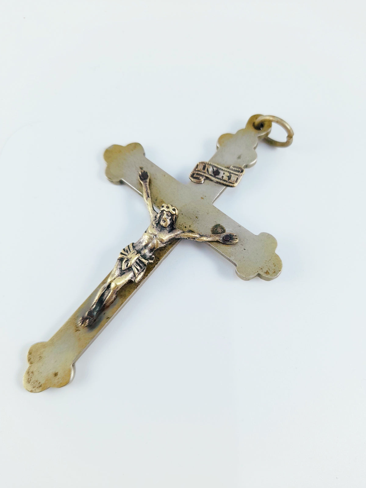 Crucifijo de peregrinación de bronce antiguo, Sainte-Anne-de-Beaupré, Quebec, 10 × 6 cm, c. 1890
