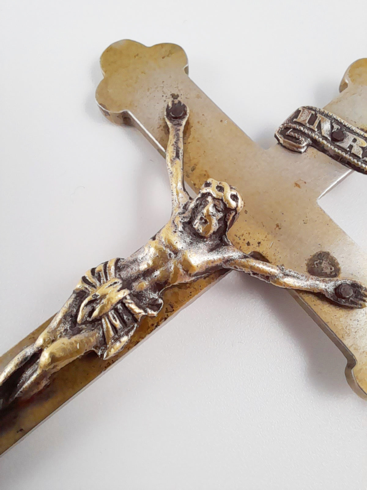 Crucifijo de peregrinación de bronce antiguo, Sainte-Anne-de-Beaupré, Quebec, 10 × 6 cm, c. 1890