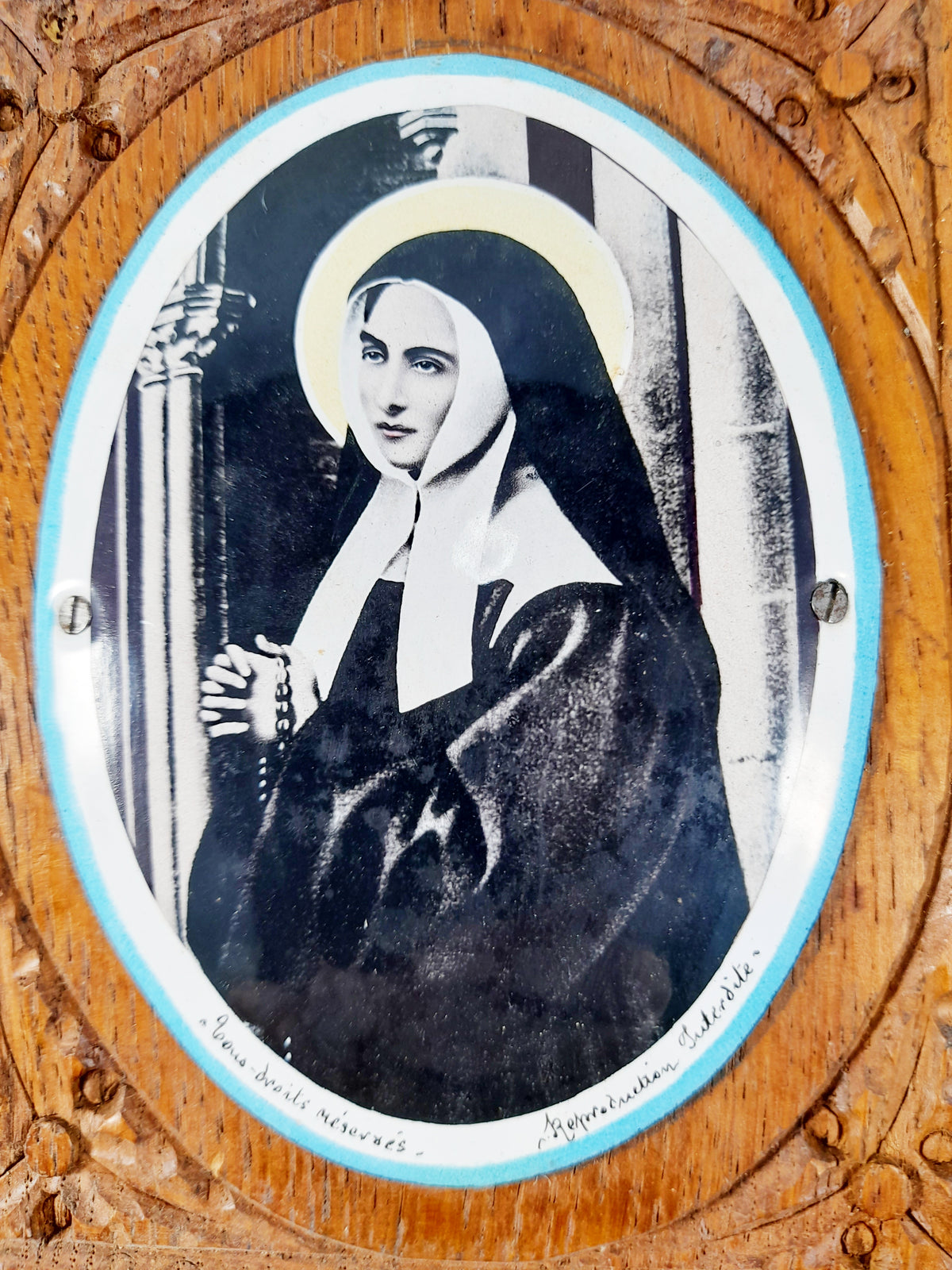 Sainte Bernadette de Lourdes, plaque émaillée sur socle en chêne sculpté, fin XIXe siècle, 15 x 18 x 2 cm, bel état