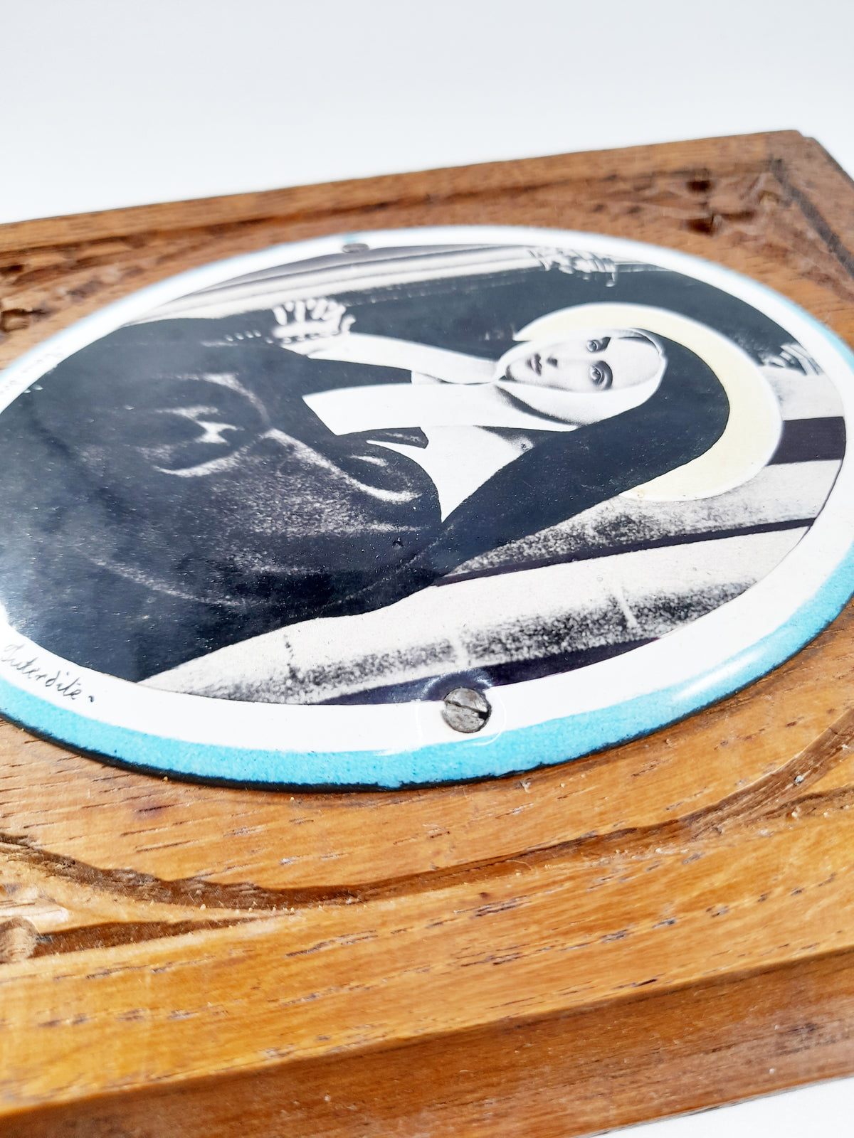Sainte Bernadette de Lourdes, plaque émaillée sur socle en chêne sculpté, fin XIXe siècle, 15 x 18 x 2 cm, bel état
